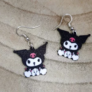 Pendientes Kuromi sentada